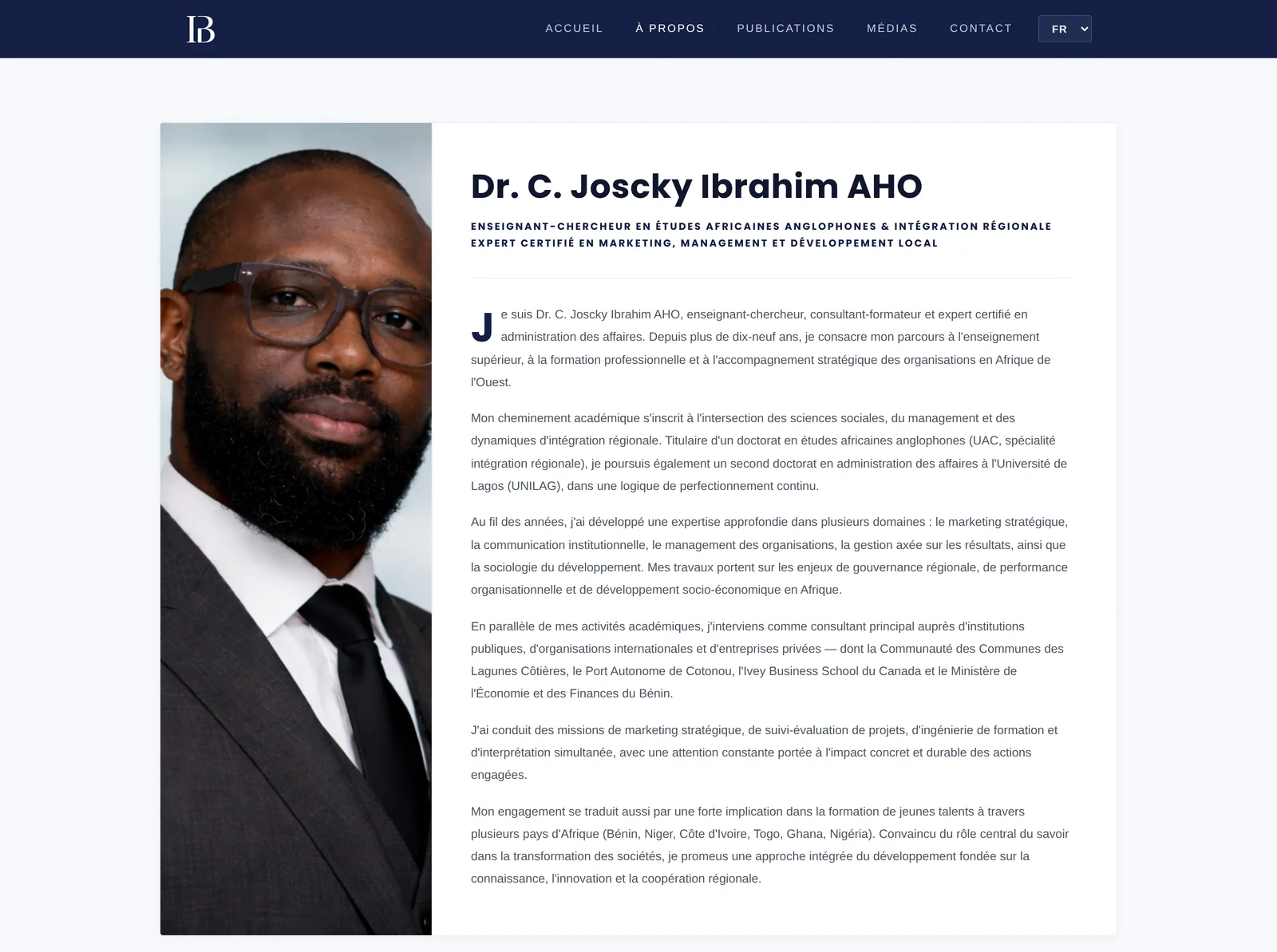 Page À propos : biographie et présentation du Dr. AHO